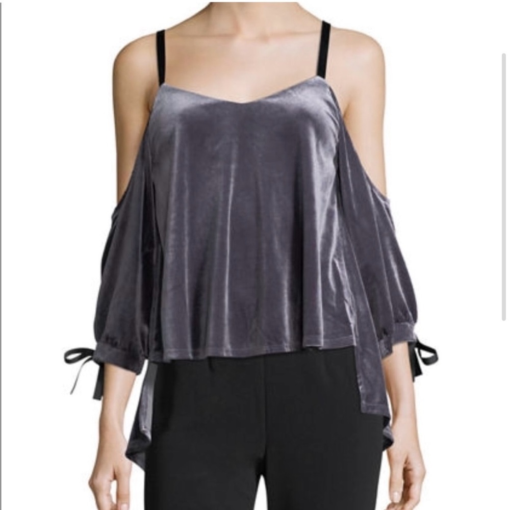 Romeo & Juliet Couture Cold‎ Shoulder Top – Size Medium – NWOT